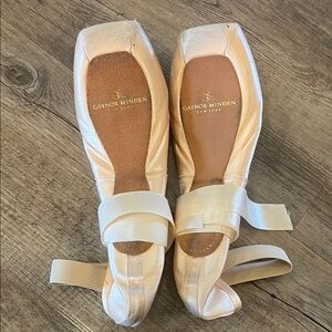 Gaynor Minder Women's size 11.5 icy pink color Ballet Shoes